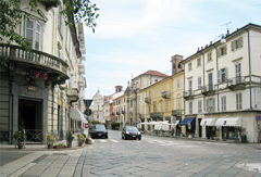 Die selbe Straße in Vercelli im Jahr 2016